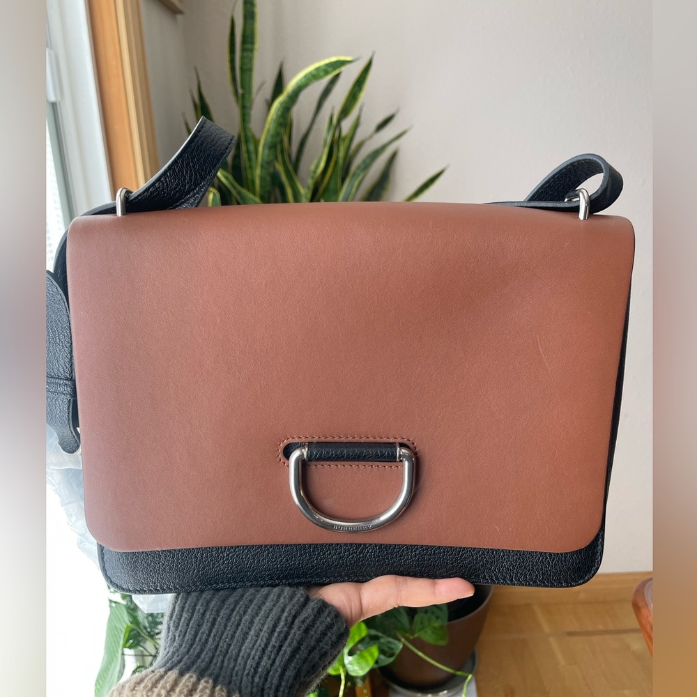 Authentic BURBERRY D-ring Medium 1,750$